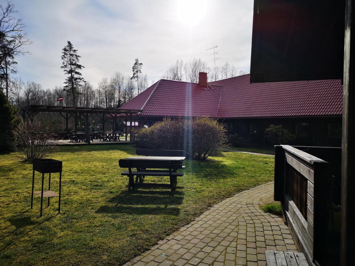 Hotel Viesu Nams Vecmuiza à Tūja Extérieur photo